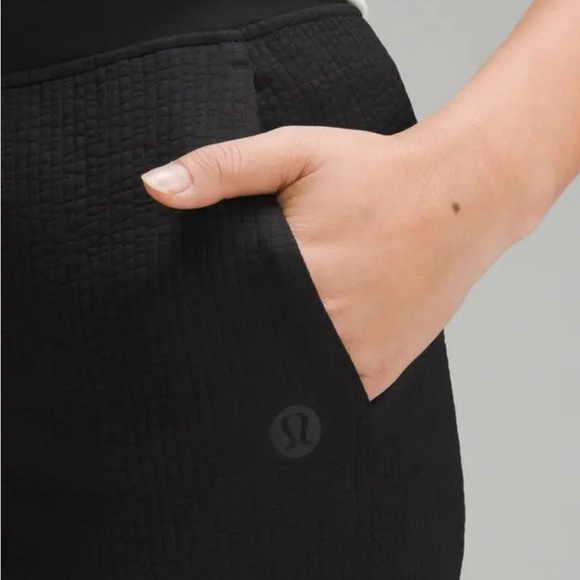 Lululemon Textured High-Rise Flared Track Pant 32", Black, Size 2 - NWT - Picture 4 of 7